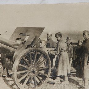 Фотография "на переднем плане, справа, мой дед, командир орудия, сержант Литвинов Михаил Федорович дальневосточный фронт. СПАСИБО ДЕДУ ЗА ПОБЕДУ!!!"