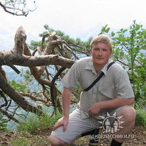 Фотография "Кавказкие горы 2005г. За деревом пропасть километра 3..."