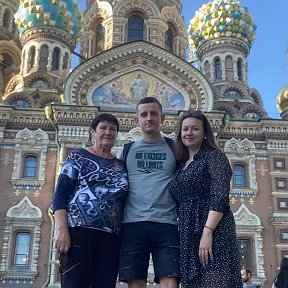 Фотография "С сыном и снохой у храма  Спас на Крови в Санкт-Петербурге
"