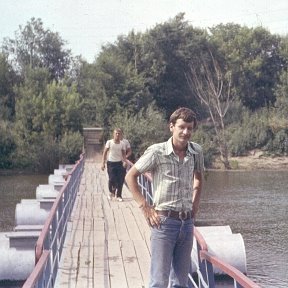 Фотография "Старый, добрый понтонный мост в парке Строителей 1984 год."