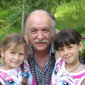 Фотография "Лето 2007,я с двумя внучками"