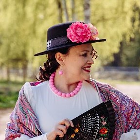 Фотография "Выезд на природу, деревня, лес , конюшня. Гуляем в нарядах Фламенко. Скоро фестиваль в Костроме!"