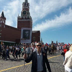 Фотография "Бессмертный полк в Москве. Я с дедушкой Алексеенко Кириллом Михайловичем."