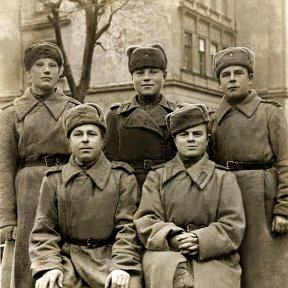 Фотография "18.02.1945 год. Скоро штурм БЕРЛИНА! Первый с лева в нижнем ряду БЕСШТЕННОВ ИВАН НЕФЕДОВИЧ- МОЙ ДЕД!!!!"