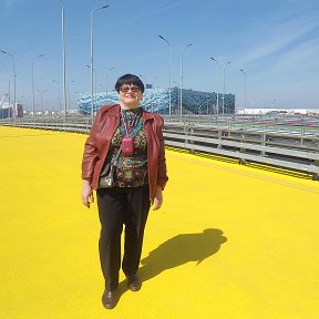 Фотография "Олимпийский парк желтая дорожка. Сзади ледовый дворец "Айсберг"."