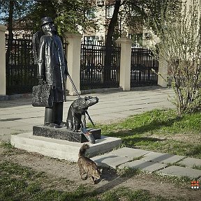 Фотография "скульптура "Городской ангел"перед музеем искусств"