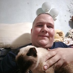 Фотография "Я с кошкой Зосей. Эта моя любимая сиамская кошка. Она прожила почти 24 года. Москва, проезд Одоевского, суббота, 13 января 2024го года."
