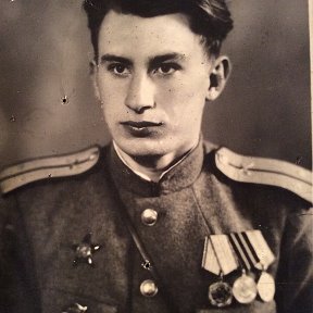 Фотография "Гвардии лейтенант Шинкарь Иван Александрович. Командир взвода разведки 879 Артиллерийского Полка. Мой отец."