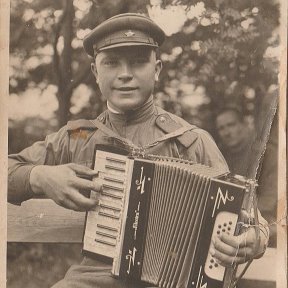 Фотография "Германия.  Берлин. 1945год. Победа!  Наш папа Шапаренко Владимир Харитонович, здесь ему 21год."