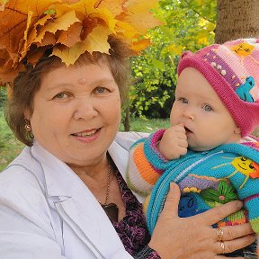 Фотография "ОСЕНЬ Медведево 2012г бабушка с внучкой"