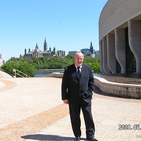 Фотография "На фоне парламента Канады.Оттава,май 2008г."