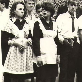 Фотография "1сентября1985г,Я , Оля Гордиан и весь 10-А"