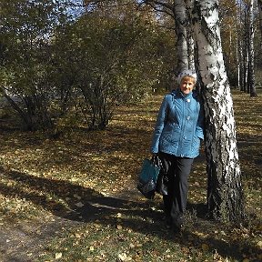 Фотография "Прислонюсь к березе я, обниму подругу, вот и Осень к нам пришла, а за ней жди Вьюгу!((("