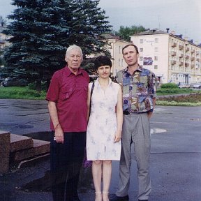 Фотография "Отец мой Адам Саломонович, Аня Жмурко и я ... Это последняя поездка моего отца в  ВКО... Июль 2004 года возле памятника Якову Ушанову.."