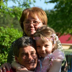 Фотография "Наша Настенька с дедушкой и бабушкой."