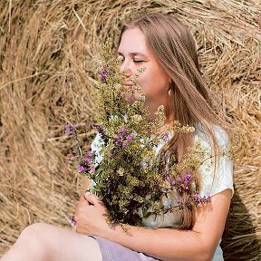 Фотография "Какая роскошь - быть не в моде
И жить, ни на кого не глядя,
Прослыть не побояться дурой,
Не прибавлять платформой роста,

Веселой быть и сумасбродной,
Зевать, как станет слишком скучно.
Какая роскошь - быть не в моде,
А быть самой собой, штучкой."