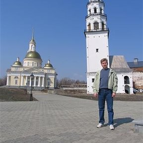 Фотография "Невьянск, май 2006 года, рядом с памятником Демидову на фоне Невьянской Башни и Спасо-Преображенского собора."