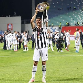 Фотография "
Non potrei essere più felice di vincere un altro titolo al servizio di questo grande club! Fino Alla Fine! Forza Juve! 🏆🏳️🏴🙏🏽"