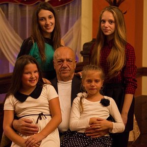 Фотография "с внучками) у сына на двадцатилетии свадьбы, маленькую обидели."