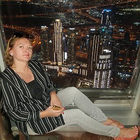 Фотография "В Дубае всё спокойно... 124-й этаж (452 метра до земли)...)))"