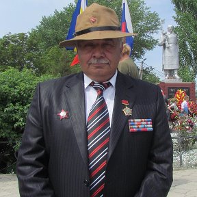 Фотография "Когда мы были на войне,
Когда мы были на войне,
Там каждый думал о своей
Любимой или о жене.
И я бы тоже думать мог,
И я бы тоже думать мог,"