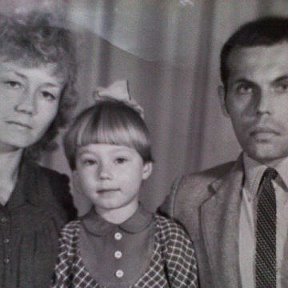 Фотография ""На фоне Пушкина  снимается семейство.."(Б.Окуджава). Где-то 1984 год (?)"