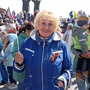 Фотография "Магнитогорск. 9 мая 2024 года. После парада у монумента ТЫЛ - ФРОНТУ и вечного огня."