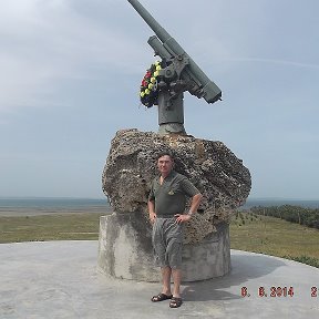 Фотография "у памятника десантникам на мысе Тузла,Керченский пролив,вдали виден Крым"