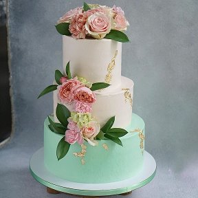 Фотография "Свадебные торты в тематику вашего торжества. Каждый ярус - отдельный вкус. 10кг. Оформлен живыми цветами. Декоративные подставки в подарок."