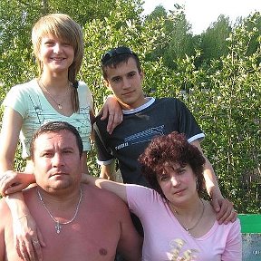 Фотография "Моя семья: Дочь, сын, Жена и я на даче"