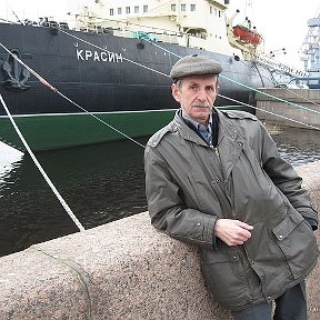 Фотография "Рядом с живой легендой - ледоколом "Красин". Апрель 2010 год."