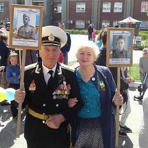 Фотография "Самых верных солдат обнимает Россия.
 И светлеет от слёз наша память в веках.  
 Как когда-то отцы на руках нас носили,
Так мы, к сердцу прижав, их несём на руках... ."