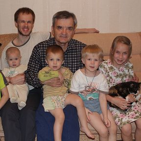 Фотография "В Нижневартовске с сыном, 8-летней внучкой Леной, 4 внуками от 1 года до 6 лет и кошкой Косей. 31 мая 2019 г ."