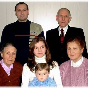 Фотография "Четыре поколения...Город Моздок. 2006 год. Дети приехали в гости."