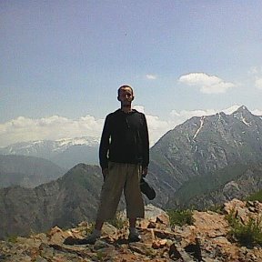 Фотография "Я стою на вершине Малого Чимгана, на фоне окрестных гор."