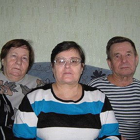 Фотография "Я (по середине),слева-сестра Мария,справа-брат Павел"