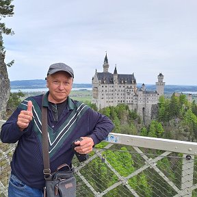 Фотография "Заамок Нойшванштайн. нем. Schloss Neuschwanstein  перевод как — «Новый лебединый утёс — романтический замок баварского короля Людвига II около городка Фюссен  юго-западной Баварии . Одно из самых популярных среди туристов мест на юге Германии."