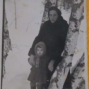 Фотография "Я в Сибири .Мам, отведи меня в детство,
Там, где мы за руки вновь…
Где за стеной, по соседству,
Вера жила и любовь…

Где кучерявое небо
В локонах из облаков…
Мир там обманчивым не был…
Не было зла и врагов…

Мама, я там позабыла
Милые сердцу мечты…
Я справедливость любила,
Небо, людей, и цветы…"