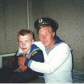 Фотография "Два  поколения .  Сын  приехал  в  отпуск  с  Полярного .  Май  -  июнь  2000 г."