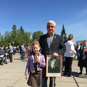 Фотография "Бессмертный полк Уфа 2016г. с внучкой солдаткой Аминой.Фото дяди Хуснутдина,погибшего в апреле 1945г. в Германии."