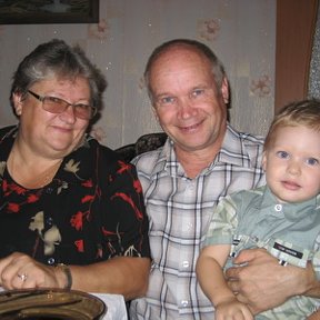 Фотография "я в центре, рядом жена татьяна и внук роман."