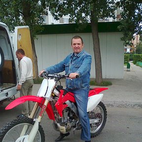 Фотография "Мне только что привезли мотоцикл из Бузулука на заднем плане чемпион по мотокроссу Черненков Михаил"