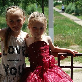 Фотография "с младшей сестренкой на ее выпускном"