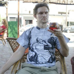 Фотография "Мой самый уважаемый философ на майке пьет. И я - пью, но не то, что пьет он. Назови философа и его напиток и получи приз."