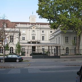 Фотография "Это фотография нашей школы. Я сделала ее в сентябре 2006г. Будапешт очень красивый. Даже запах его остался прежним как и 26 лет назад."