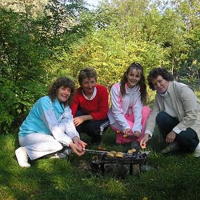 Фотография "Я - крайняя справа. Крайняя слева - моя подруга. По центру -родственники моей подруги. Отмечаем день учителя в парке Лузановка в Одессе. Октябрь2006 года."