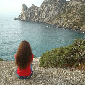 Фотография "Я люблю это море и даль:
Эти синие-синие краски...
Эту чёрную гор вертикаль,
Где сижу я, как будто я - в сказке! (2.12.2012 Новый Свет)"