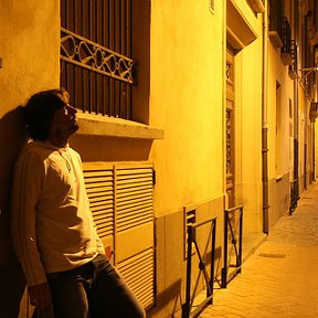 Фотография "Ночной Перпиньян. Во Франции в таких улочках по ночам фоткают для модных журналов (на заднем плане) :)"