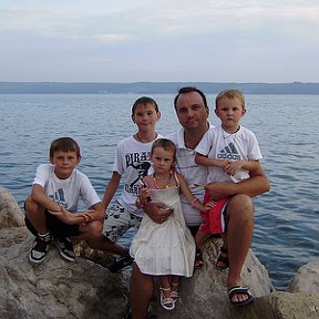 Фотография "Я с Фрольчатами.
Август 2010. Словения с видом на Хорватию."