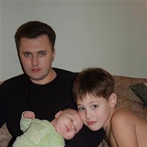Фотография "Декабрь 2006. Я-тот, что крупнее.
Поменьше- мои сыночки. Старший - Миша. Кроха- Алёша."